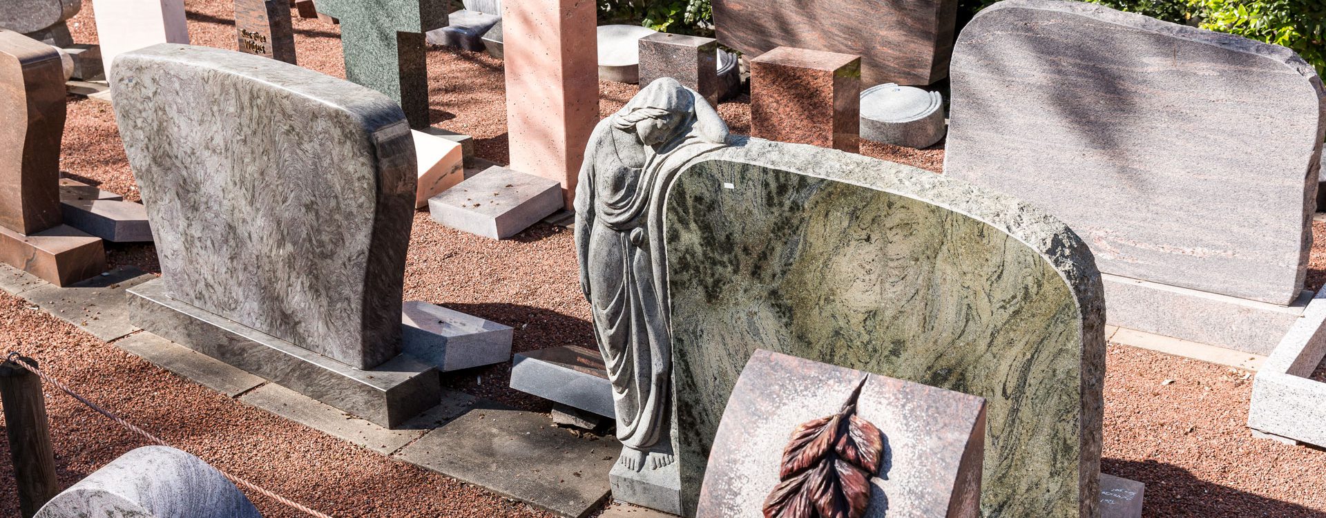 Dez. 2015. Grabsteine auf öffentlichen Friedhöfen dürfen fotografiert und die Aufnahmen online gestellt werden.